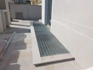 שבכות פלדה / חצר אנגלית