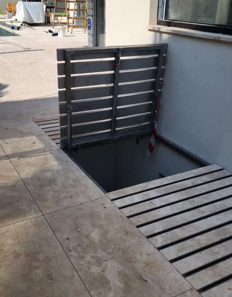 חיפוי פרימיום לחצר אנגלית