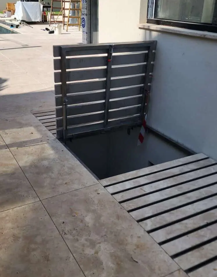 מערכת חיפוי פרימיום נסתרת לחצר אנגלית, בהתאמה אישית