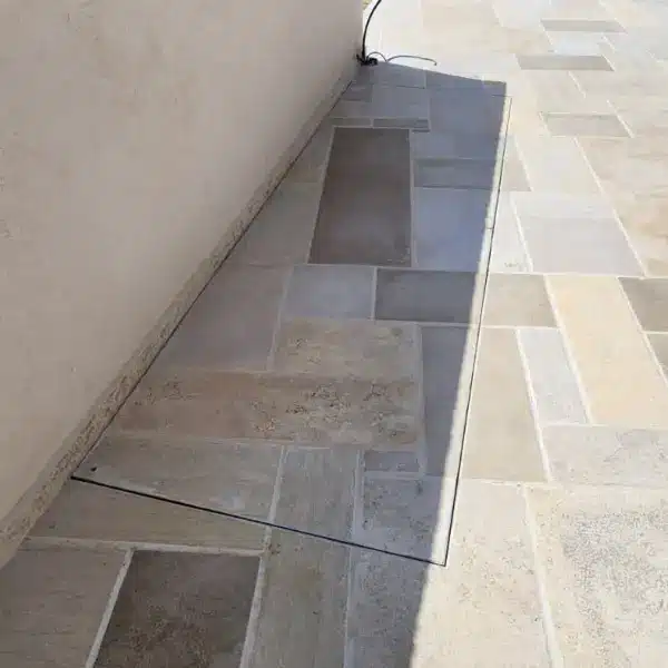 דלת נסתרת הידראולית למרתף